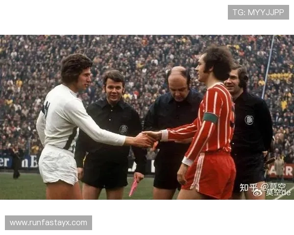 贝肯鲍尔传球视野惊艳全场，足球智慧引领新时代