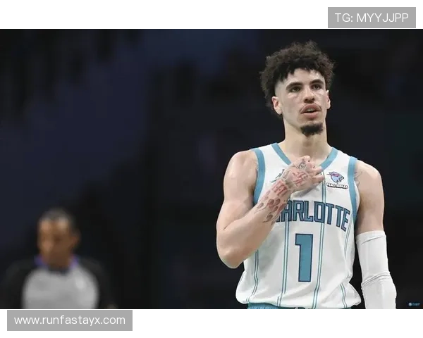 鲍尔领航黄蜂，展现领袖风采助球队崛起