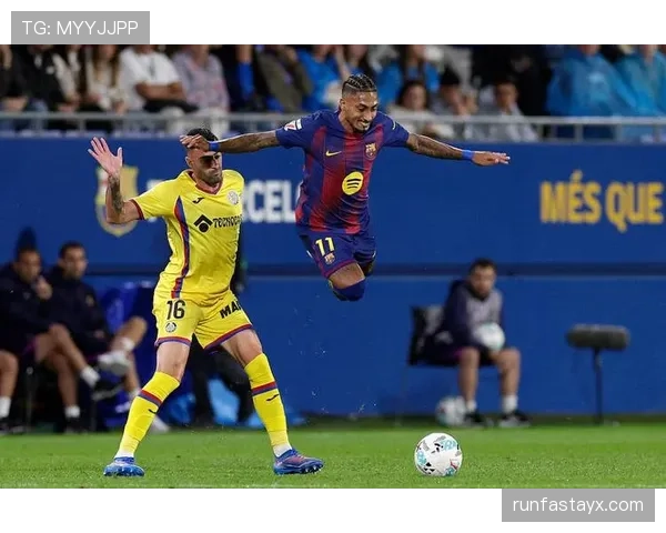 拉菲尼亚成巴萨更衣室关键人物，积极提升团队凝聚力与士气