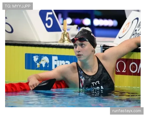 凯蒂·莱德基训练间隙喝的是平民矿泉水？一旁教练偷偷换豪华品牌瓶装水！